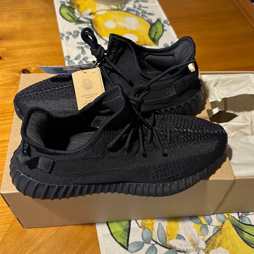 Yeezy 350 Onyx (NIB)